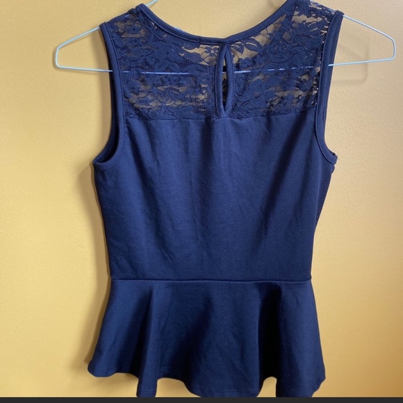 ❌ SOLD ❌ Black peplum top - Picture 2 of 4